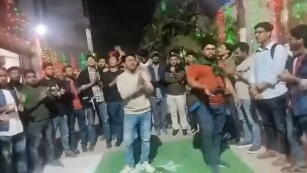 জবিতে পাকিস্তানের পতাকা এঁকে প্রতীকী প্রতিবাদ নিয়ে হট্টগোল, রাতভর উত্তেজনা