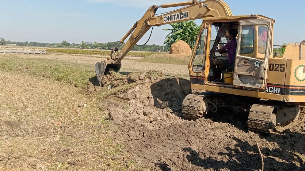 ভেকু দিয়ে রাস্তা কেটে ফেললেন আ.লীগ নেতা