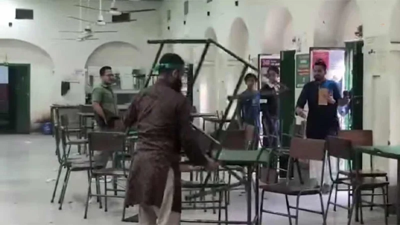 মধুর ক্যান্টিনে ভাঙচুর, আটক ব্যক্তি ‘মানসিক বিকারগ্রস্ত’ বলছেন প্রক্টর