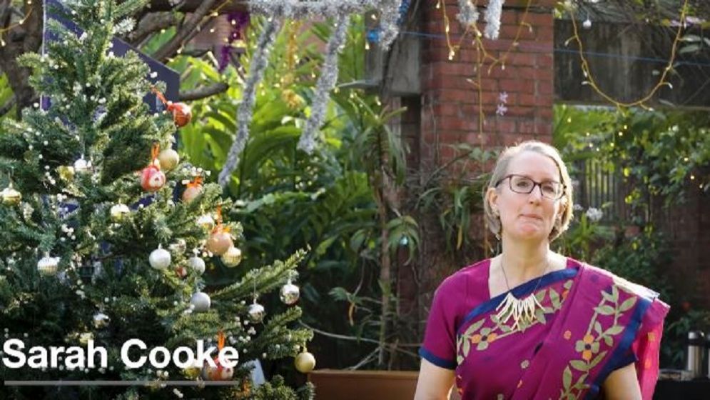 টাঙ্গাইলের শাড়ি পরে ব্রিটিশ হাইকমিশনারের বড়দিন উদযাপন