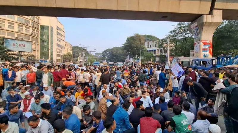 আইজিপির অপসারণ চেয়ে শাহবাগ অবরোধ, দেড় ঘণ্টা বন্ধ ছিল যান চলাচল