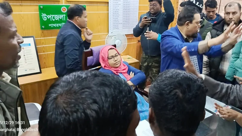 বিএনপি প্রার্থীর মনোনয়ন জমা না নিয়ে আধা ঘন্টা শৌচাগারে ইউএনও, অতঃপর প্রার্থীর বিরুদ্ধে অসদাচরণের দাবী