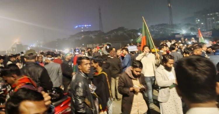 জনসমুদ্রে রূপ নিচ্ছে ৩০০ ফিট এলাকা, মুখে মুখে ‘লিডার আসছেন’