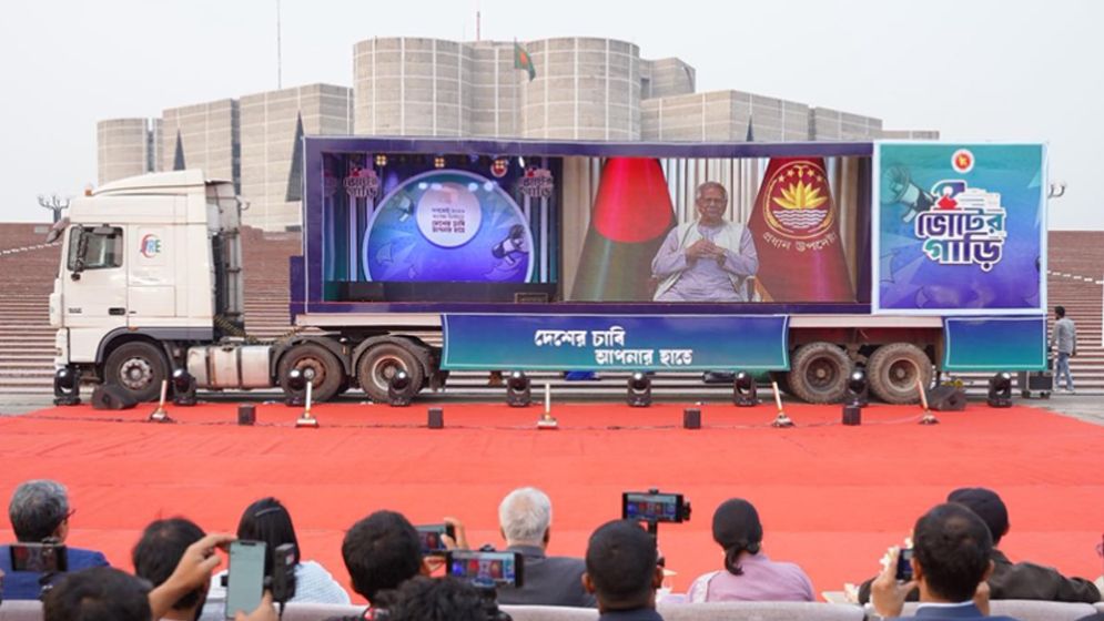 যাত্রা শুরু করল ভোটের গাড়ি ‘সুপার ক‍্যারাভান’