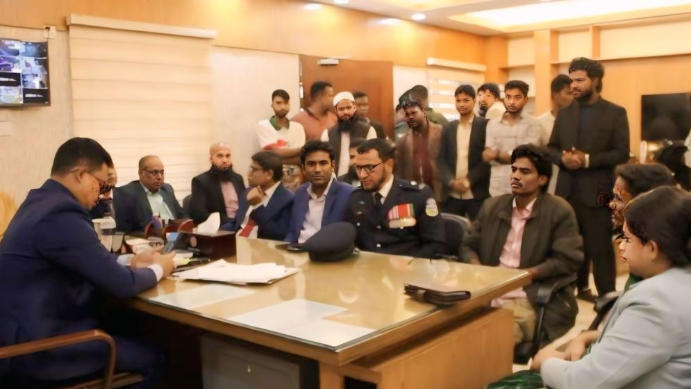 উপজেলা প্রশাসনের বিজয় দিবসের মঞ্চে ‘জয়বাংলা’ স্লোগান