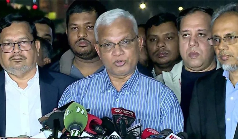 গুজব ছড়াবেন না, চিকিৎসা নিতে পারছেন খালেদা জিয়া: ডা. জাহিদ