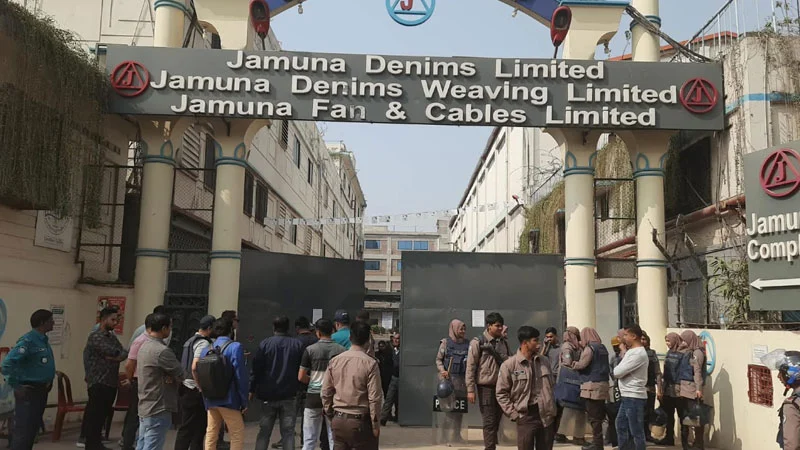 পোশাক শ্রমিকদের সঙ্গে পুলিশের ধাওয়া-পাল্টা ধাওয়া, আহত ১০