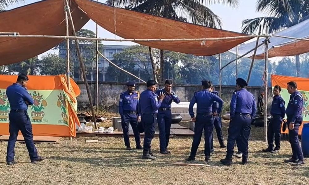 খালেদা জিয়ার জন্য আয়োজিত দোয়া মাহফিলে হামলা করে খাবার লুট, আহত ২