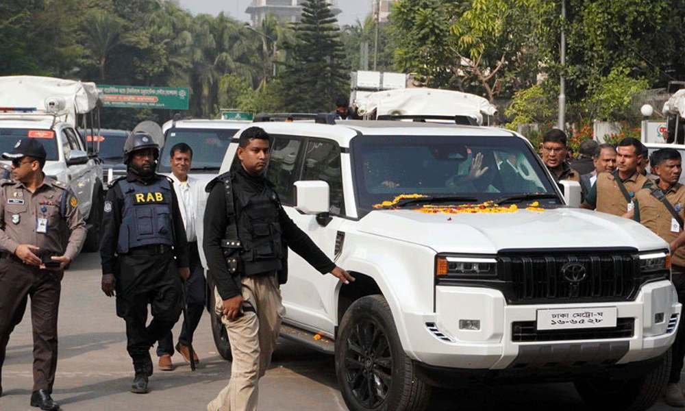 তারেক রহমানের গাড়িতে খাম লাগিয়ে উধাও মোটরসাইকেল চালক