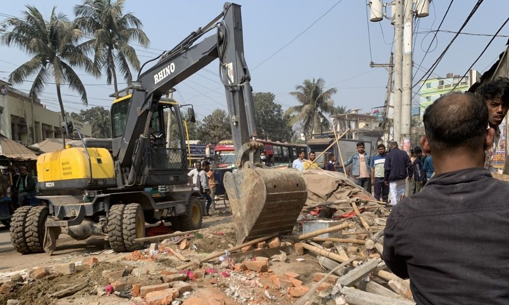 দেবীদ্বারে ভ্রাম্যমাণ আদালতের অভিযান, গুঁড়িয়ে দেওয়া হলো শতাধিক অবৈধ স্থাপনা