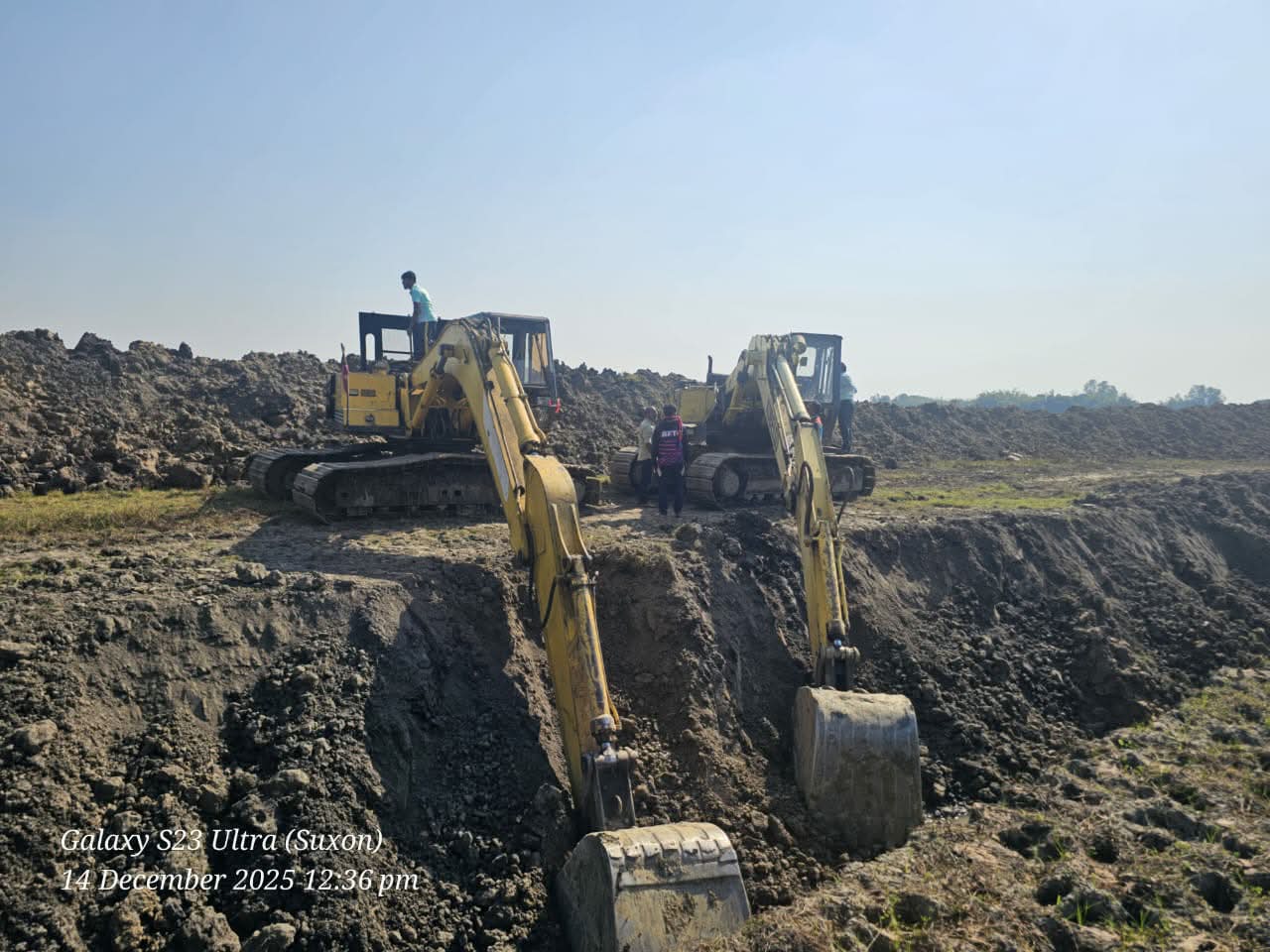 দুর্গাপুরে প্রশাসনের নীরব আশীর্বাদে দুর্গাপুরে রাতভর অবৈধ পুকুর খননের তাণ্ডব