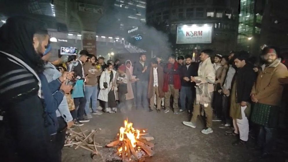 মাহদীকে গ্রেফতারের প্রতিবাদে শাহবাগ অবরোধ