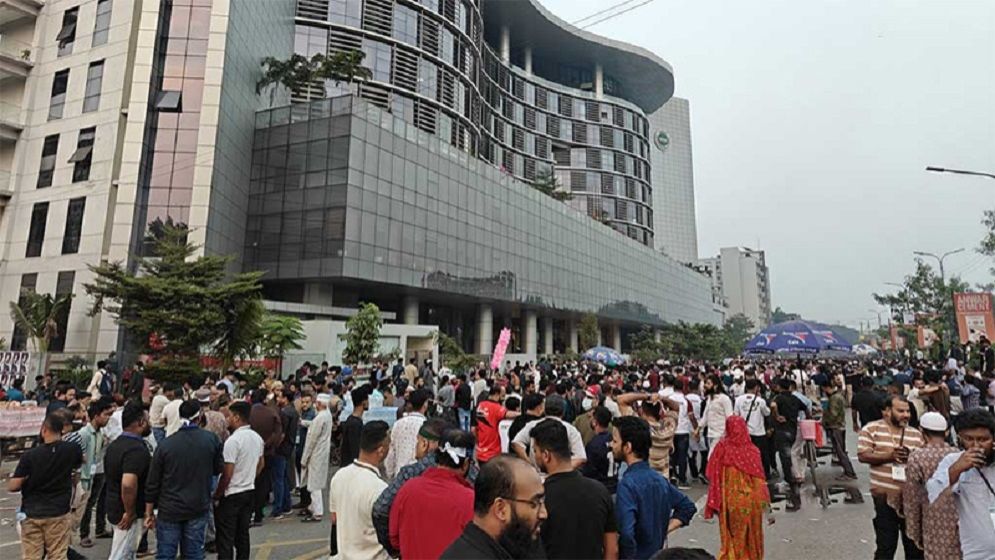 বিটিআরসিতে মোবাইল ফোন ব্যবসায়ীদের হামলা