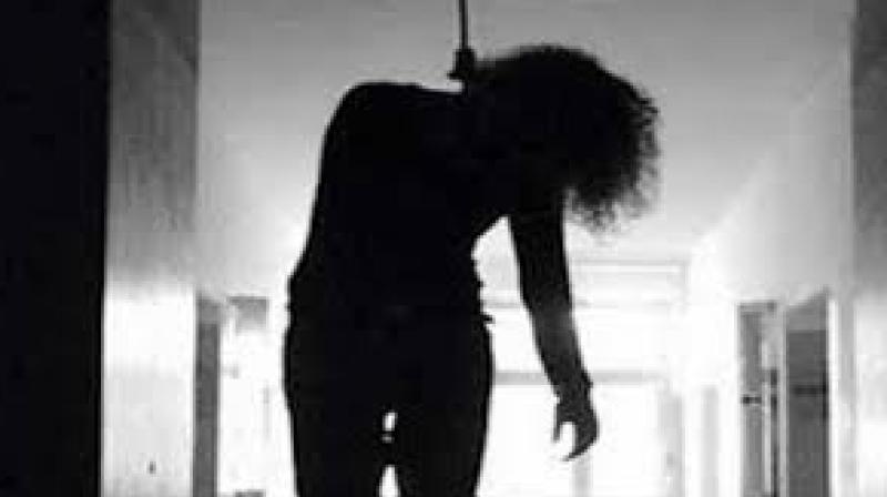 হাজারীবাগে বাসা থেকে তরুণীর ঝুলন্ত মরদেহ উদ্ধার