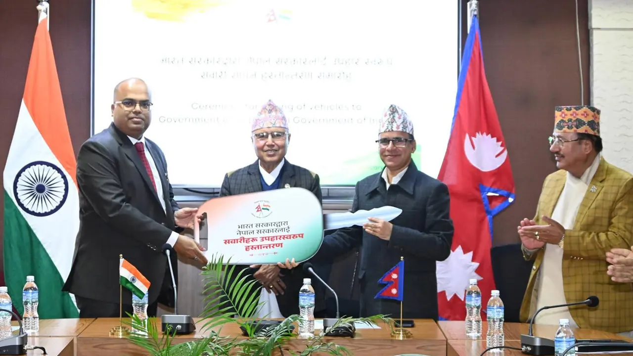 নির্বাচন উপলক্ষে নেপালকে দ্বিতীয় দফায় ২৫০ গাড়ি দিল ভারত