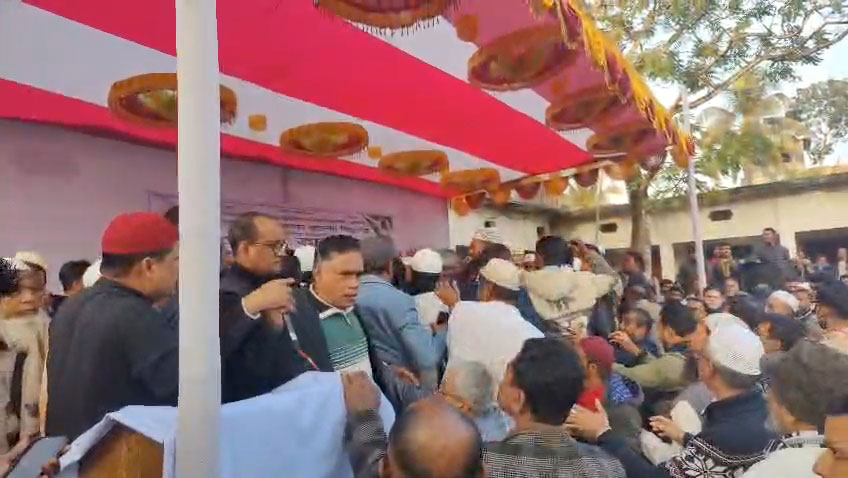 নলছিটিতে বিএনপির শোকসভার মঞ্চে হাতাহাতি