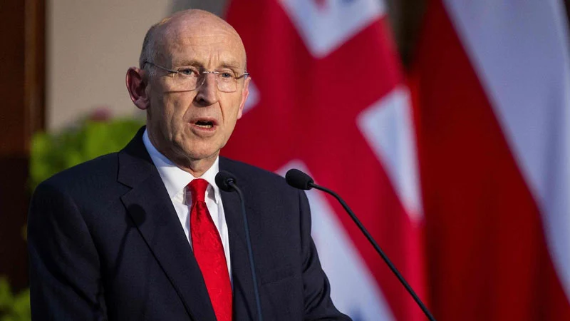 পুতিনকে তুলে নেওয়ার হুমকি ব্রিটিশ প্রতিরক্ষামন্ত্রীর