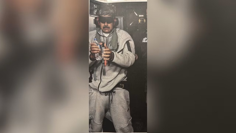 আটক মাদুরোর ছবি প্রকাশ করল ট্রাম্প, বেঁধে রাখা হয়েছে চোখ