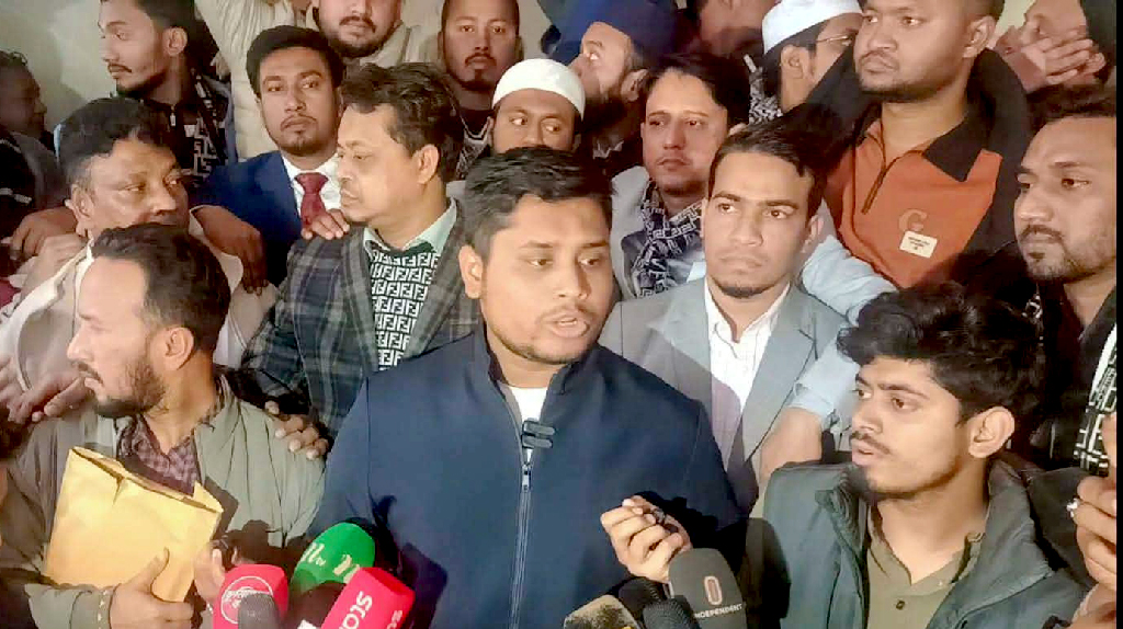 নির্বাচন অফিসে বিএনপি প্রার্থীর লোকজনের সঙ্গে হাসনাতের বাগ্‌বিতণ্ডা