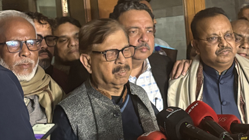 আমার প্রার্থীতা এক আসনে বাতিল হলে, আরেক আসনে বৈধ হয় কিভাবে? জানতে চাইলেন মান্না