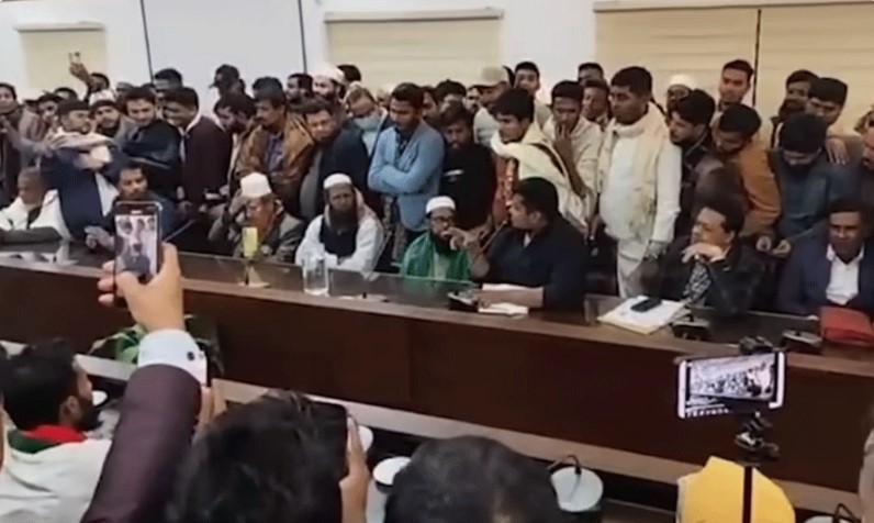 ডিসি অফিস তর্কে জড়ালেন মঞ্জুরুল মুন্সী ও হাসনাত আবদুল্লাহর সমর্থকরা