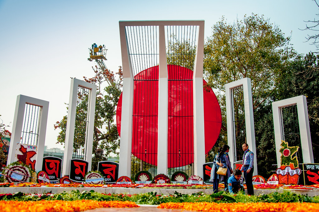 জেগে থাকা শহরে প্রথম প্রহরে নীরব শ্রদ্ধার জনস্রোত