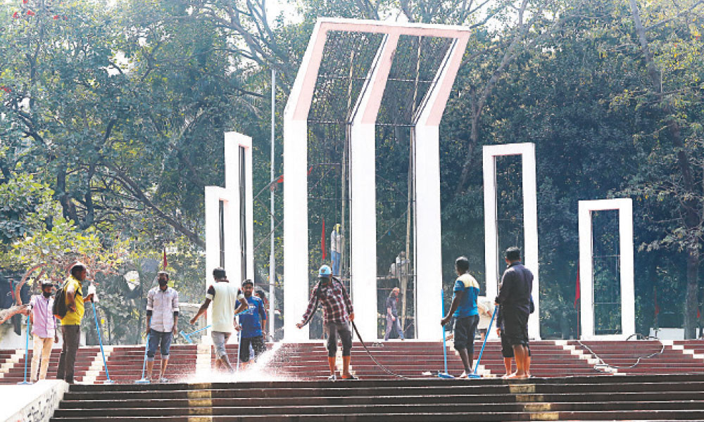 কেন্দ্রীয় শহীদ মিনারে ধোয়ামোছা ও পরিষ্কার-পরিচ্ছন্নতার কাজ চলছে
