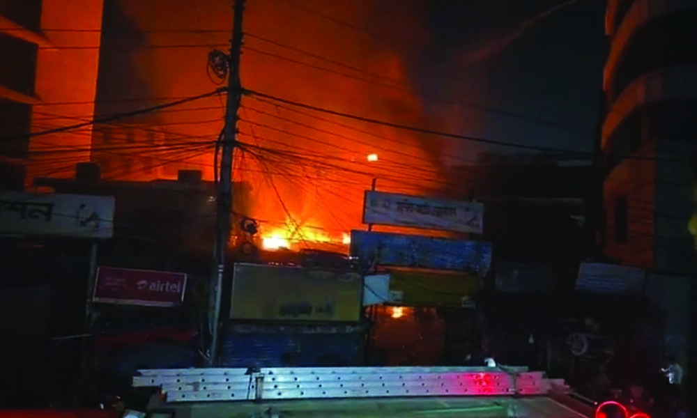 কারওয়ান বাজারে ভয়াবহ আগুন, নিয়ন্ত্রণে ১১ ইউনিট