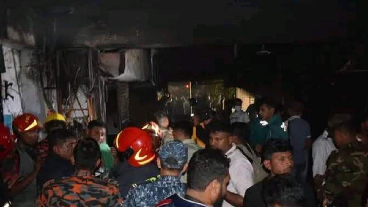 খুলনায় শপিং সেন্টারে আগুন, নিয়ন্ত্রণে ৬টি ইউনিট