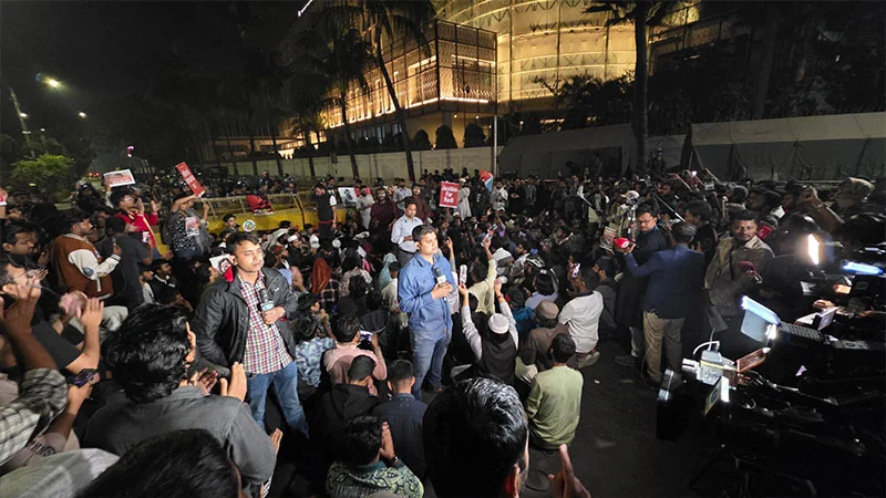 যমুনার সামনে হাদির স্ত্রীসহ ইনকিলাব মঞ্চের অবস্থান