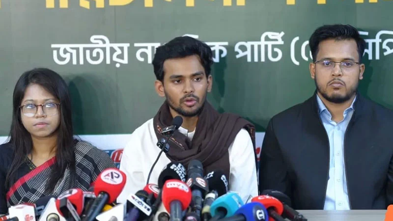 কোনো কোনো রাজনৈতিক দল অস্ত্রের মজুত করছে: আসিফ মাহমুদ