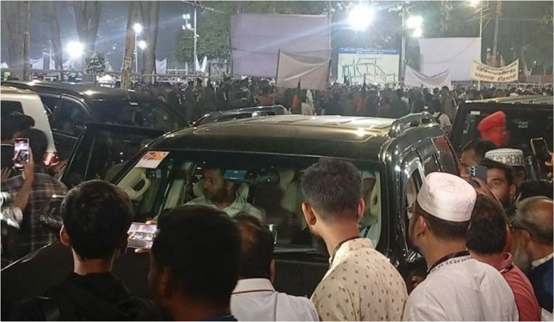 শহীদ মিনারে জামায়াত আমিরকে দেখে ‘রাজাকার’ ও ‘একাত্তরের দালাল’ স্লোগান