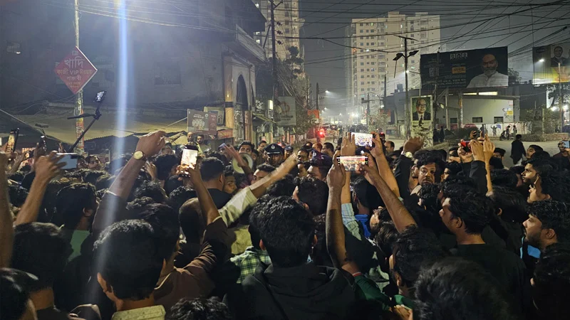 শহীদ মিনারে শ্রদ্ধা জানাতে আসা প্রশাসনের গাড়ি আটকে শিক্ষার্থীদের বিক্ষোভ