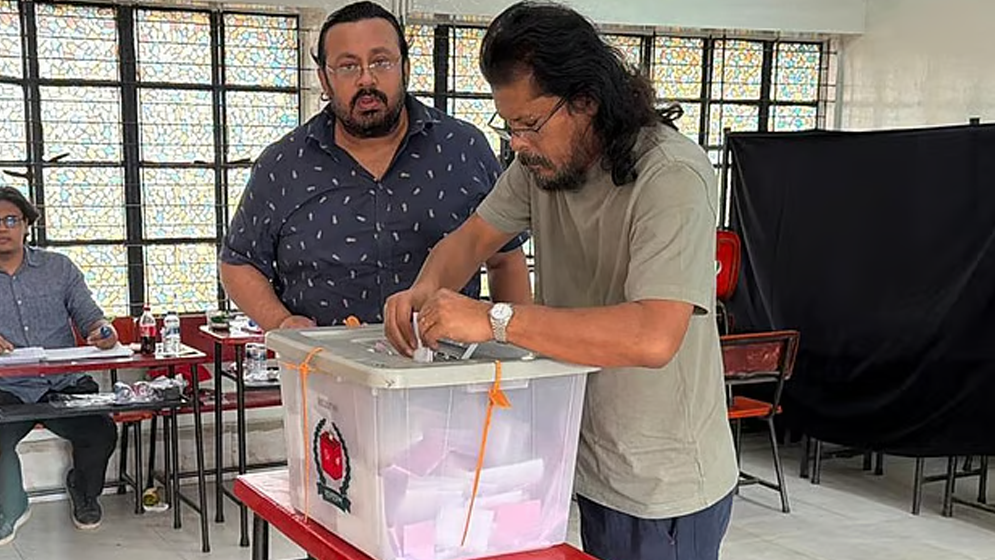 ভোট দিয়ে জেমস বললেন, ‘দেশে যেন শান্তি আসে’