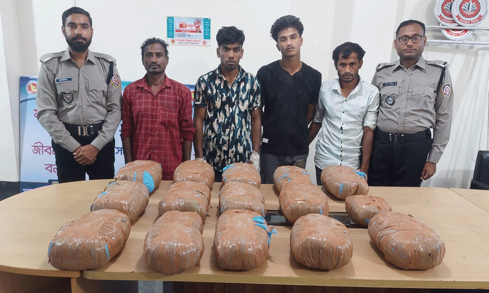 নেত্রকোনায় ৩০ কেজি গাঁজাসহ ৪ মাদক কারবারি আটক