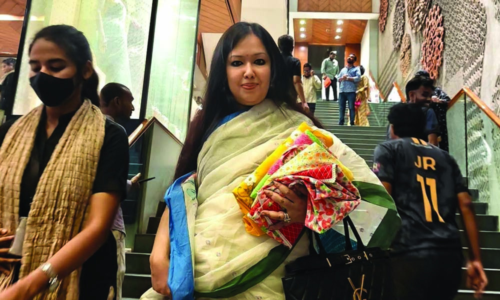 আড়ংয়ে ব্যাগ না দেওয়ায় হাতে কাপড় নিয়ে ফিরলেন রুমিন ফারহানা