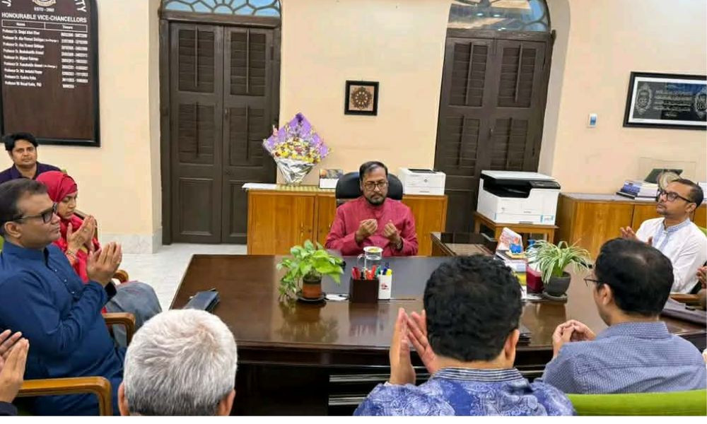 জবির নতুন উপাচার্য হিসেবে অধ্যাপক রইছ উদ্দীনের যোগদান