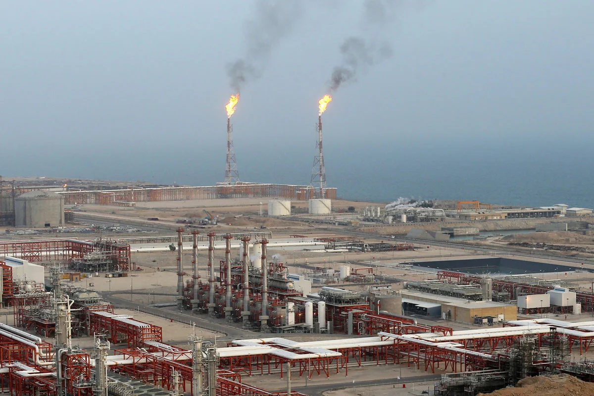 কাতারে সবচেয়ে বড় জ্বালানি অবকাঠামোতে দফায় দফায় হামলা চালাচ্ছে ইরান