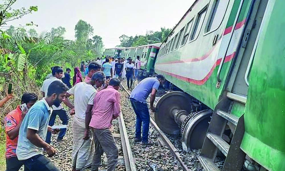 নীলসাগর ট্র্রেনের কোচ লাইনচ্যুত, তদন্ত কমিটি গঠন