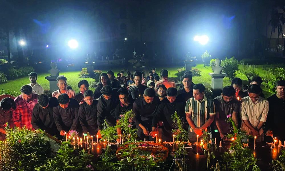 গণহত্যা দিবস উপলক্ষে ঢাবিতে ছাত্রদলের মোমবাতি প্রজ্বালন ও শ্রদ্ধাঞ্জলি