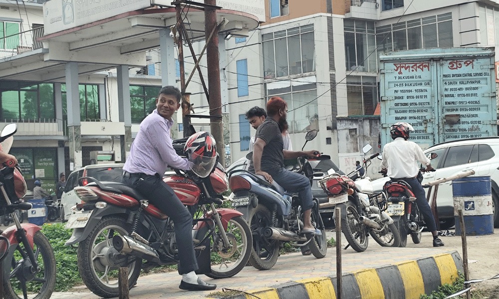 খুলনায় ডিপোতেও চলছে জ্বালানি তেলের সংকট