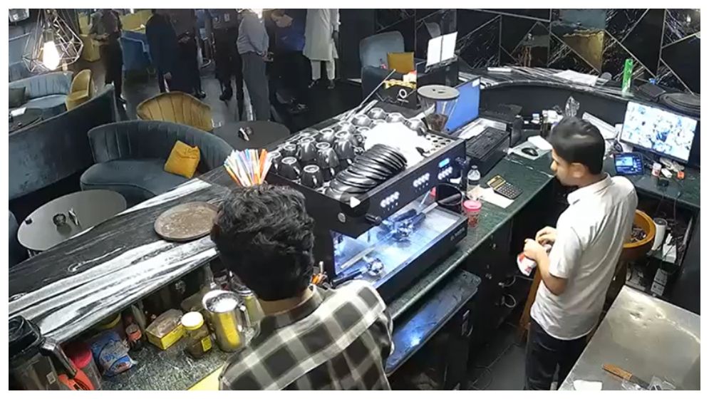 বনানীর সিসা বারে পুলিশের অভিযান