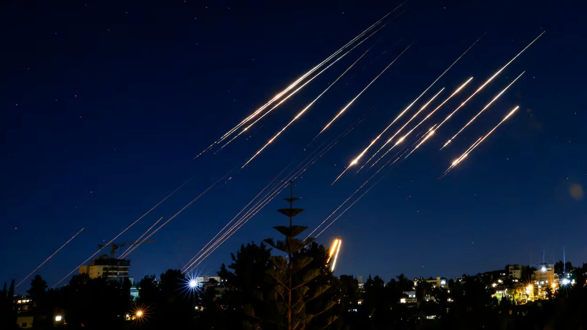 ইরান ও লেবানন একসঙ্গে ইসরাইলে ওপর ক্ষেপণাস্ত্র হামলা