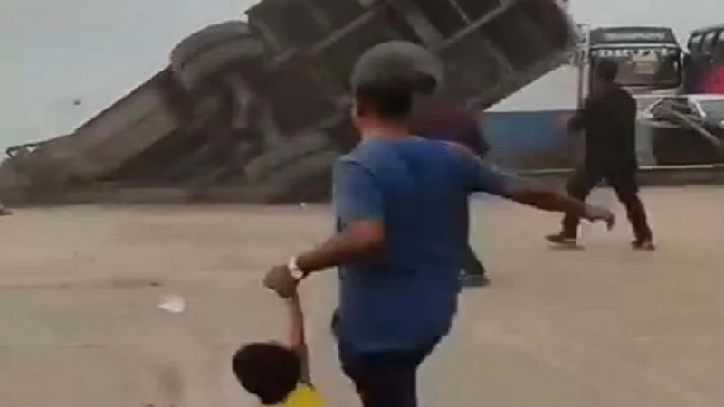 ফেরিতে দাঁড়িয়ে নুরুজ্জামান দেখলেন, স্ত্রী-সন্তানকে নিয়ে বাসটি নদীতে তলিয়ে যাচ্ছে