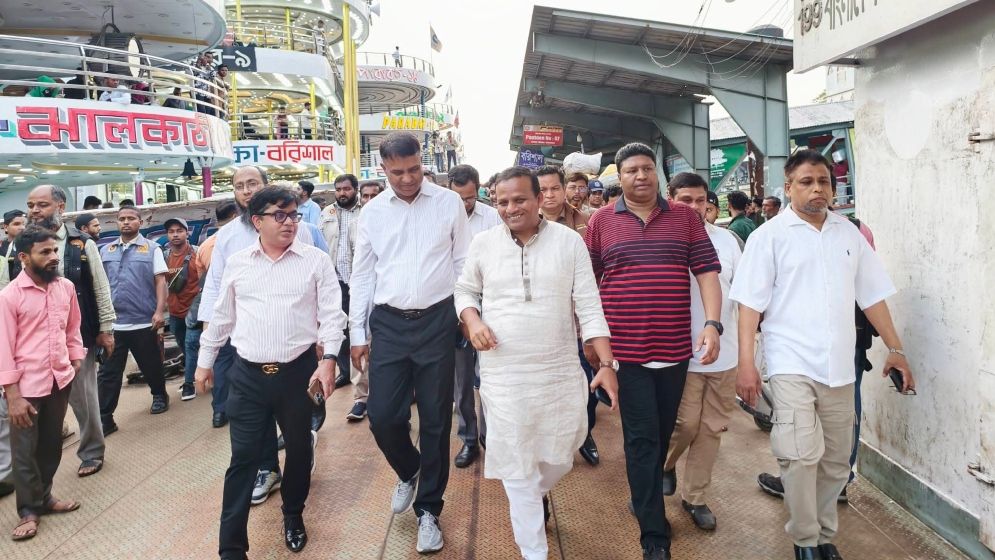 প্রাণ ফিরেছে সদরঘাটে, ঈদযাত্রায় স্বস্তি এবার লঞ্চে