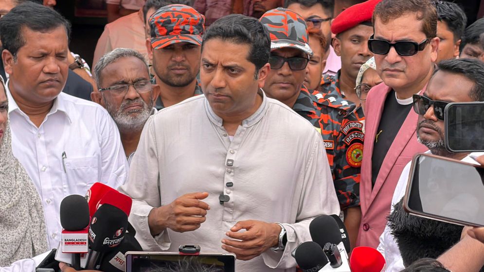 আগুনে ক্ষতিগ্রস্ত রায়েরবাজার কৃষি মার্কেট পরিদর্শন ববি হাজ্জাজের