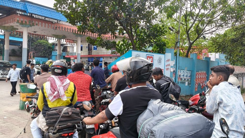 ডেমরায় তেল সংকটে ক্রমেই বাড়ছে হাহাকার