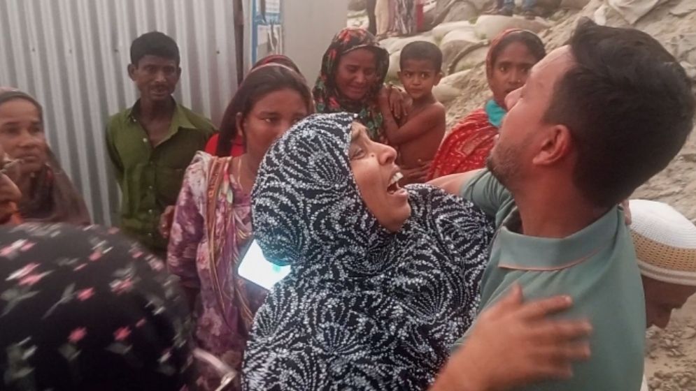 স্ত্রী ও সন্তানের অপেক্ষায় পদ্মার পাড়ে কাঁদছেন রাজবাড়ীর রেজাউল