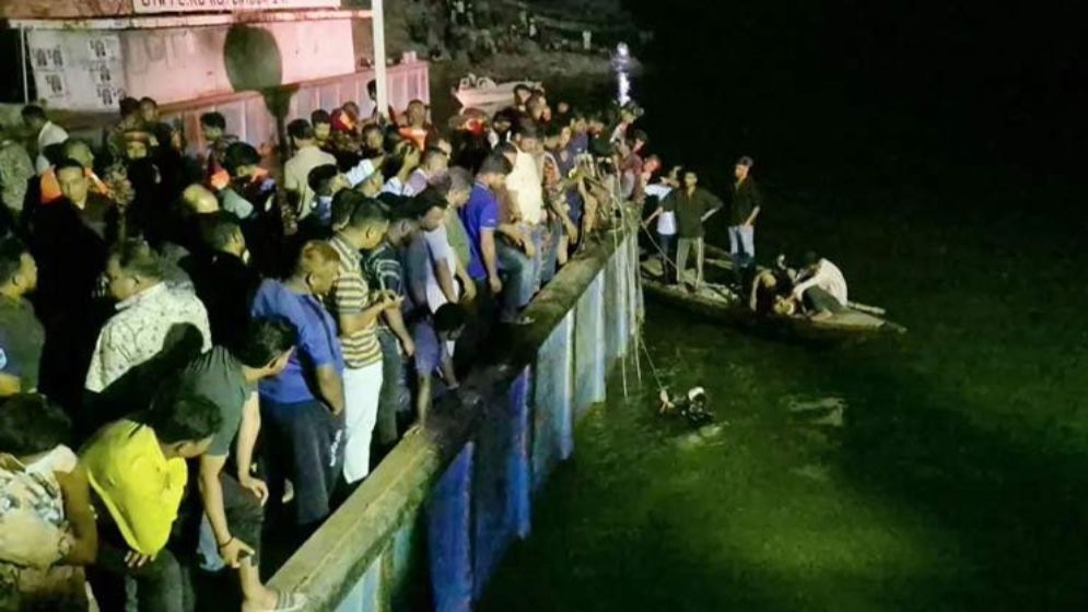 দৌলতদিয়ায় নিয়ন্ত্রণ হারিয়ে বাস নদীতে, যত জনের মরদেহ পাওয়া গেল