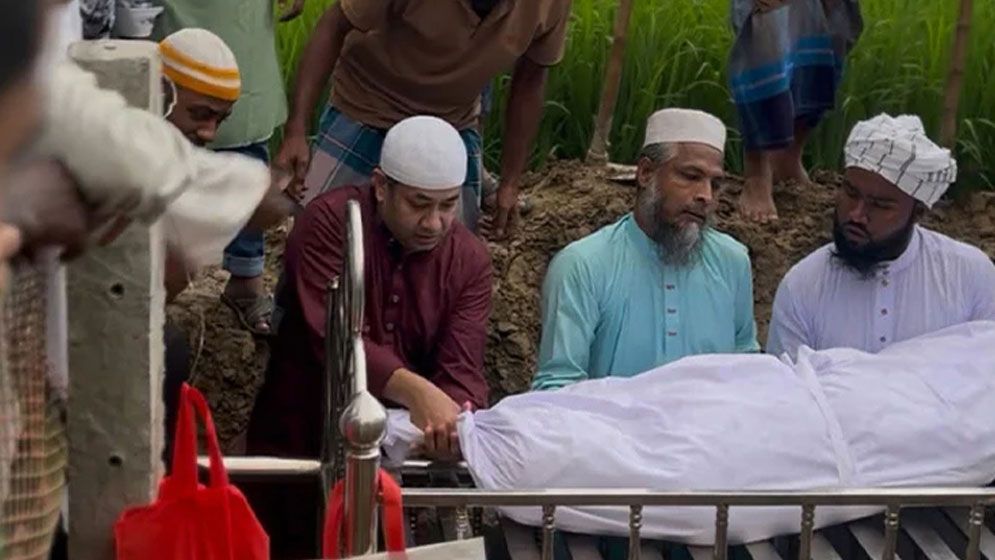হঠাৎ গাড়ি থামিয়ে নিজে কবরে নেমে লাশ দাফন করলেন তথ্য প্রতিমন্ত্রী